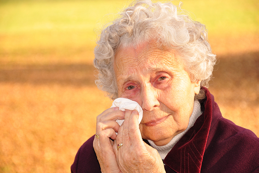 Oma alleine und weint